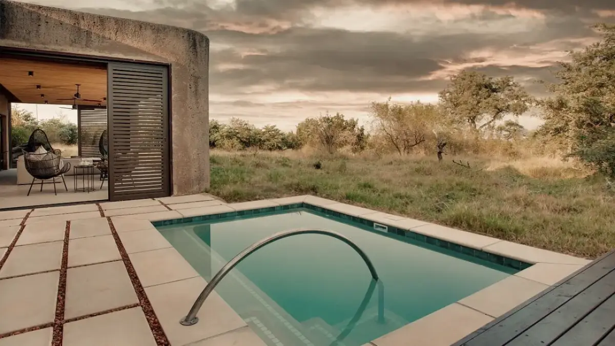 Imagem da piscina externa.