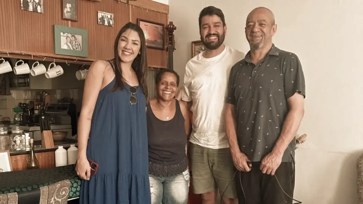 Imagem de Felipe e Karina na casa do musicista.