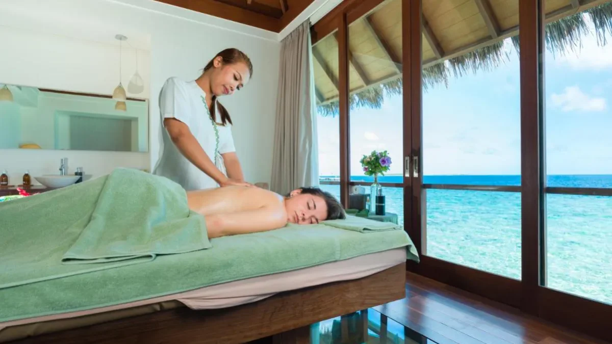 Imagem de uma hóspede recebendo uma massagem no Heritance Aarah.