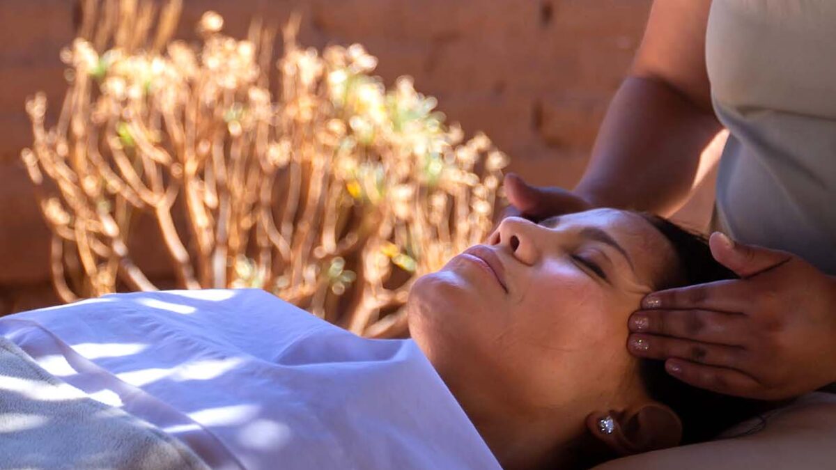 Imagem de uma hóspede recebendo massagem facial.