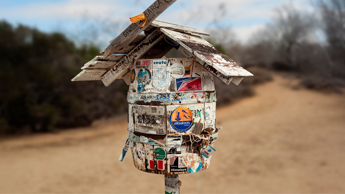 Post Office Bay, Isla Floreana: onde o mundo não gira — ele entrega cartas. 💌