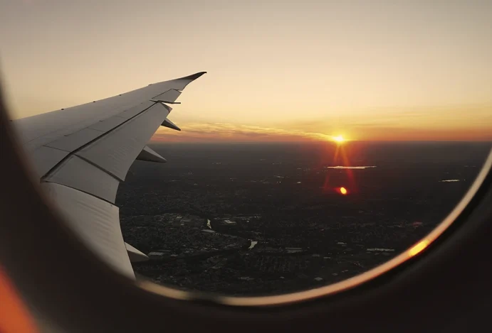 Entenda o que significa o modelo low-cost no setor aéreo, como ele funciona, quais são suas vantagens e o que considerar antes de embarcar. Low cost