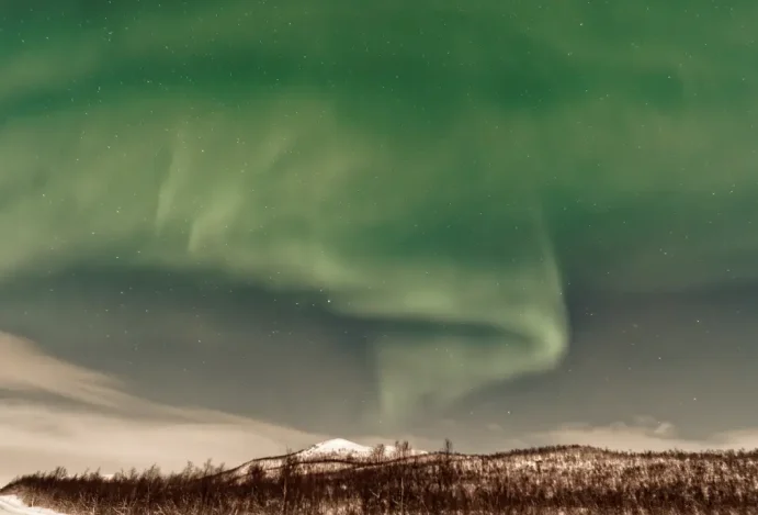 Aurora Boreal na Noruega: por que Tromsø, Lofoten e o mørketiden mudam a escala da experiência