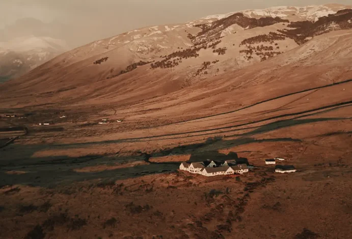 Descubra hotéis e lodges que transformam a experiência de viajar pela Patagônia com conforto e imersão. Hospedagem na Patagônia: melhores hotéis e lodges