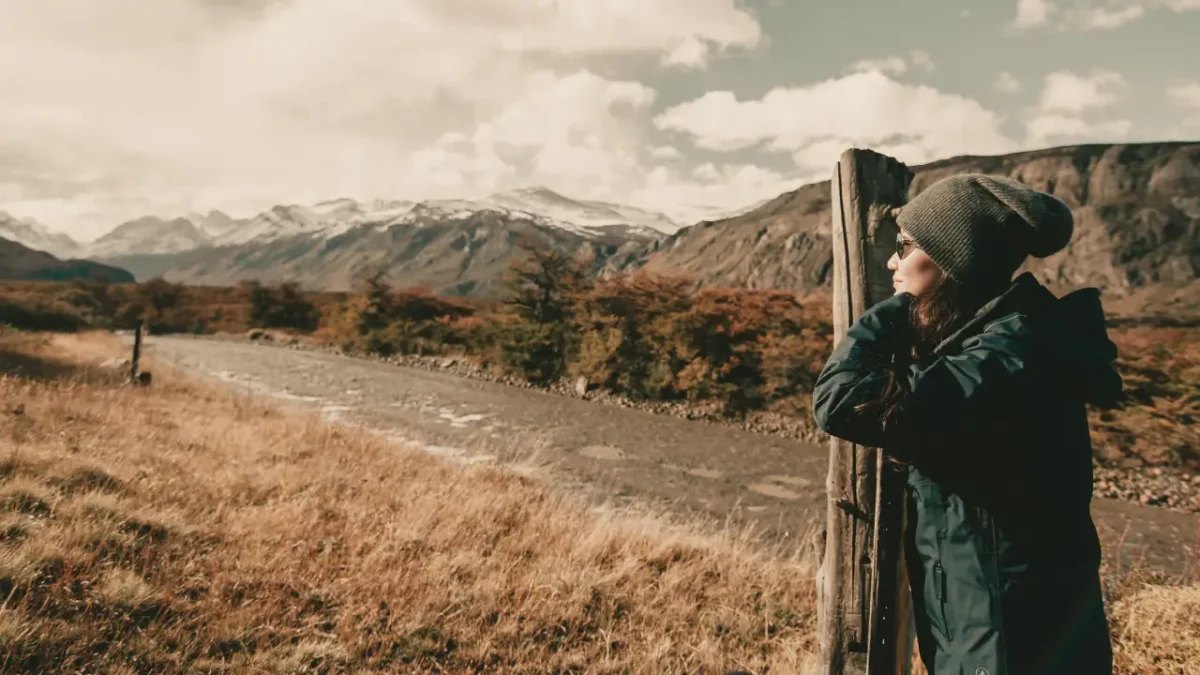 patagonia-mulher Imagem de uma viajante em uma estrada da Patagônia.