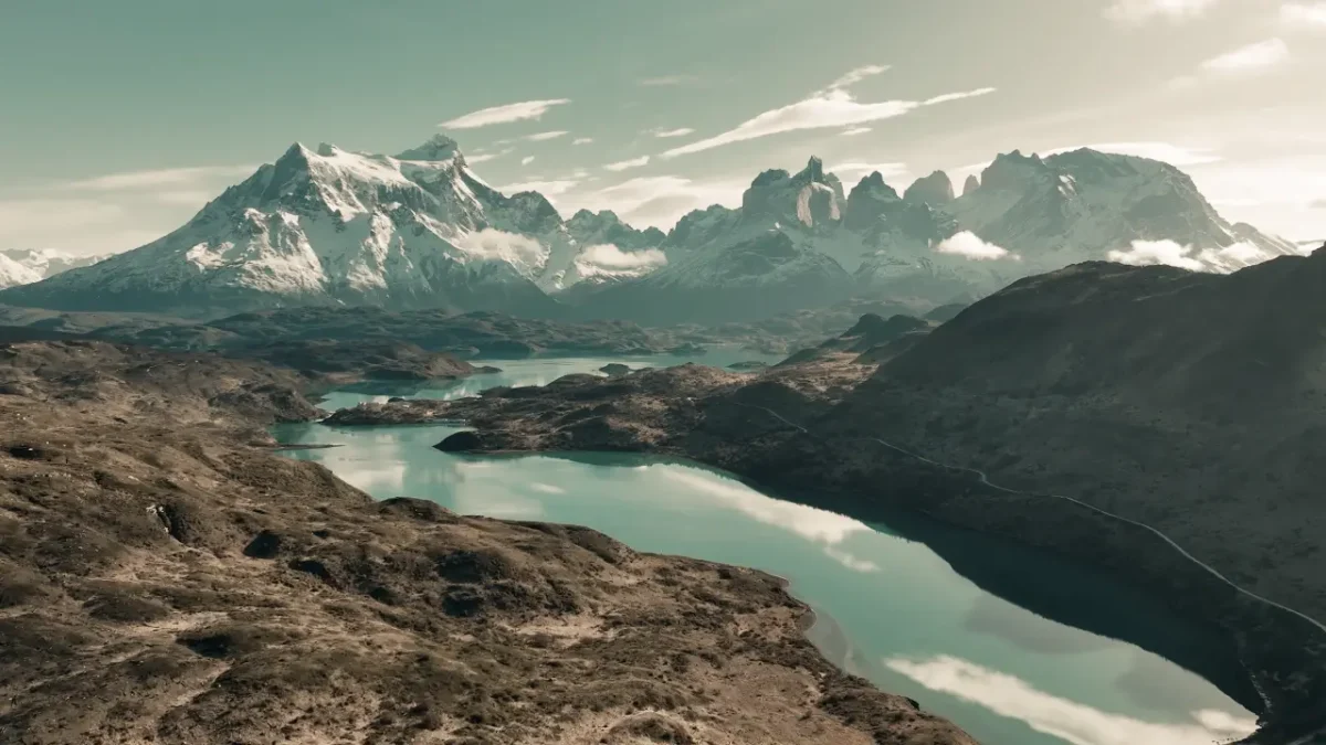 torres-del-paine Imagem da Patagônia com um lago e montanhas ao fundo.