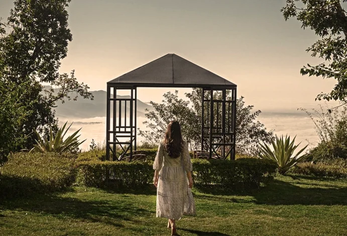 No sopé do Himalaia, entre Rishikesh e Haridwar, o Ananda in the Himalayas é um retiro de luxo dedicado ao bem-estar. Instalado em um antigo palácio, combina Ayurveda, yoga e vedanta em programas personalizados que unem tradição indiana, natureza e hospitalidade de alto padrão. Ananda no Himalaia: retiro de luxo e bem-estar na Índia