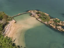 Ver mais: O Awasi Santa Catarina é um lodge de luxo em uma península privativa na Costa Esmeralda, que combina vilas exclusivas, gastronomia autoral e experiências ligadas ao mar em um cenário de Mata Atlântica preservada.