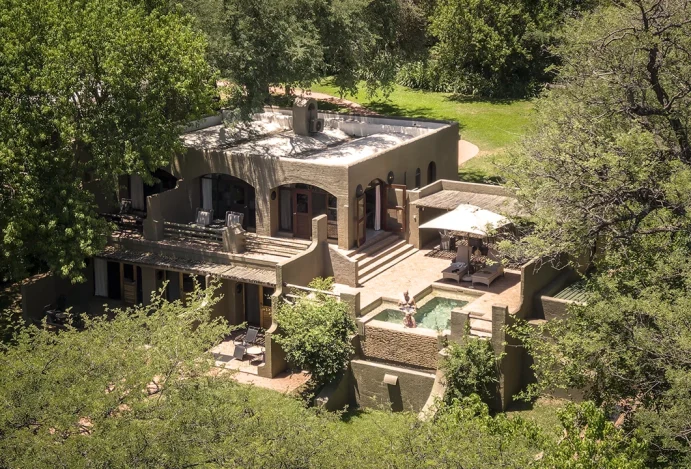 O Chobe Game Lodge combina localização privilegiada às margens do Rio Chobe com safáris terrestres e fluviais, alta concentração de vida selvagem e a iniciativa pioneira Chobe Angels, que transforma a experiência com guias mulheres altamente qualificadas. Chobe Game Lodge: entre o ritmo do rio e uma das maiores concentrações de vida selvagem da África
