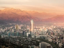 Ver mais: Santiago deixou de ser escala e virou destino. Com transformação urbana, cena gastronômica vibrante e espaços como o Mercado Urbano Tobalaba, a capital chilena surpreende quem decide explorá-la com calma.