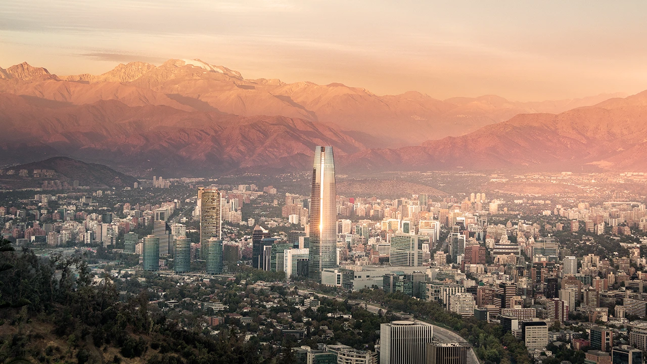 Santiago deixou de ser escala e virou destino. Com transformação urbana, cena gastronômica vibrante e espaços como o Mercado Urbano Tobalaba, a capital chilena surpreende quem decide explorá-la com calma.