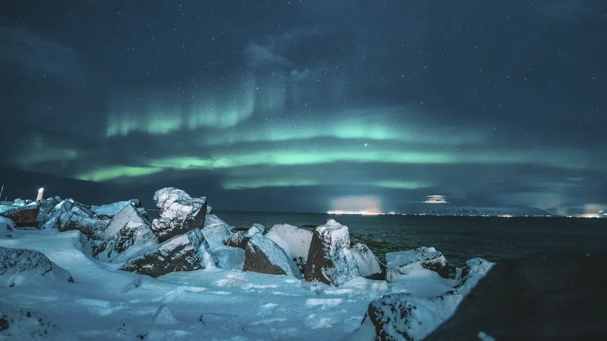 Imagem da aurora boreal na Islândia.