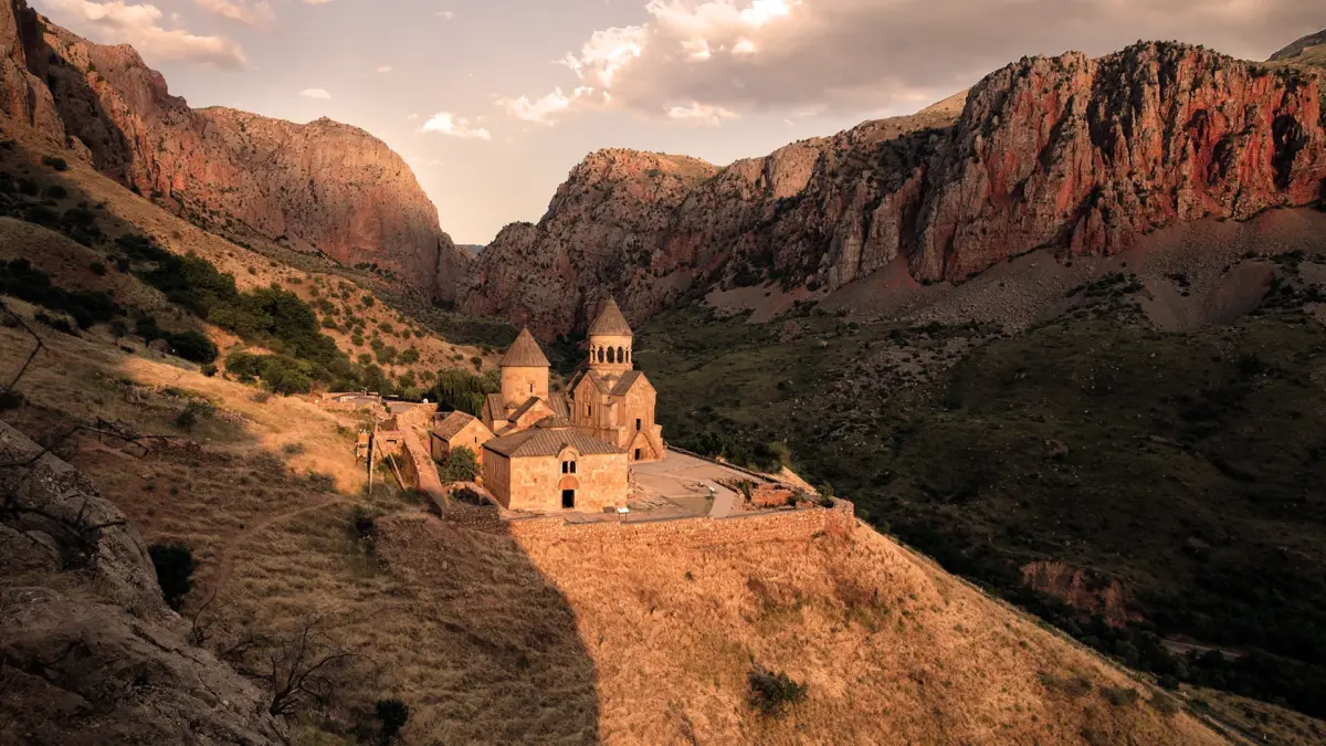 Armenia Imagem de uma construção em meio às montanhas na Armênia.