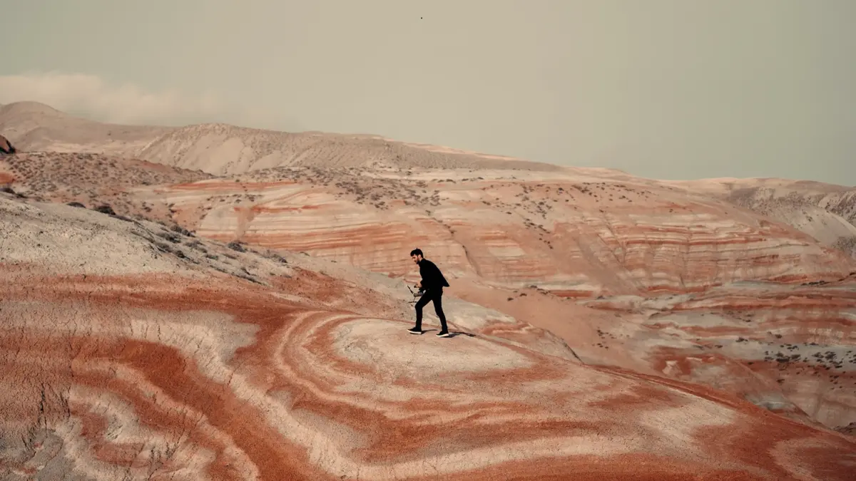 Azerbaijao Imagem de um homem em uma paisagem de imensidão no Azerbeijão.
