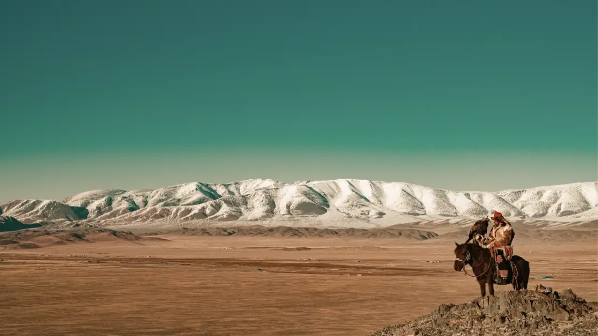 mongolia Imagem de um homem montado em um cavalo na Mongólia.