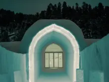 Ver mais: Um hotel esculpido em gelo que nasce e desaparece a cada inverno sob um dos céus mais espetaculares da Noruega.