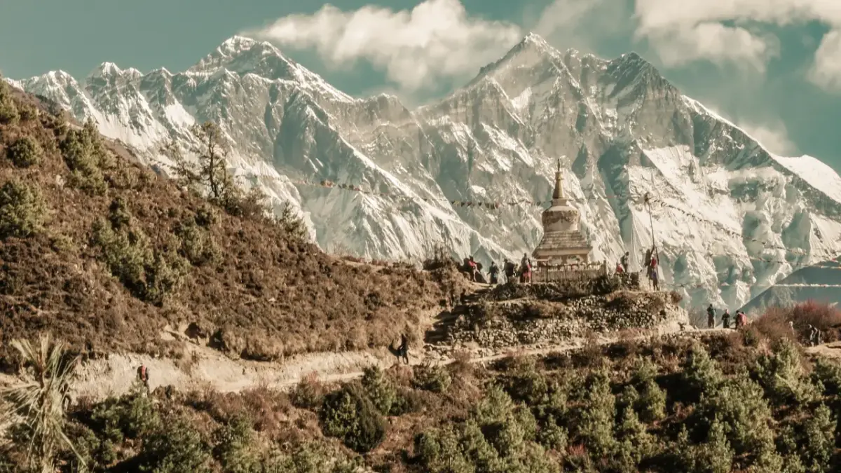 stupa-nepal Imagem de uma construção com montanhas ao fundo no Nepal.