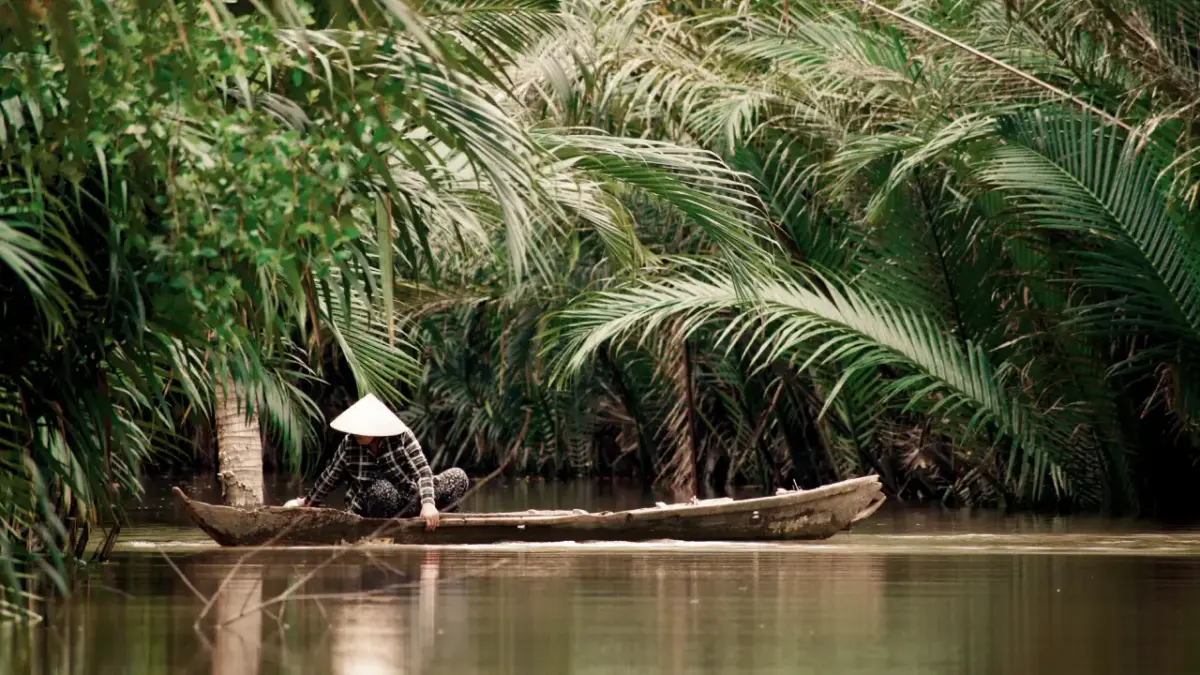 vietna-hoi-an Imagem de uma pessoa num barco em Hoi An, Vietnã.