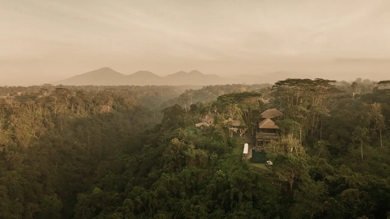 Alila Ubud foi desenhado para ser uma aldeia balinesa, não um hotel comum, sobre o vale do rio Ayung. Conheça a piscina mais fotografada de Bali e o programa de imersão no plantio de arroz.