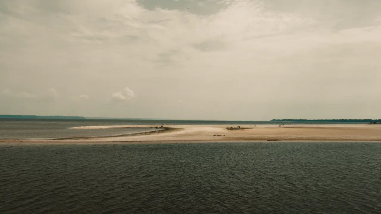 Alter do Chão, o “Caribe Amazônico” no Pará, ganha voo direto de Belo Horizonte em 2026. Descubra por que suas praias de rio somem e reaparecem, e qual a melhor época para vê-las.