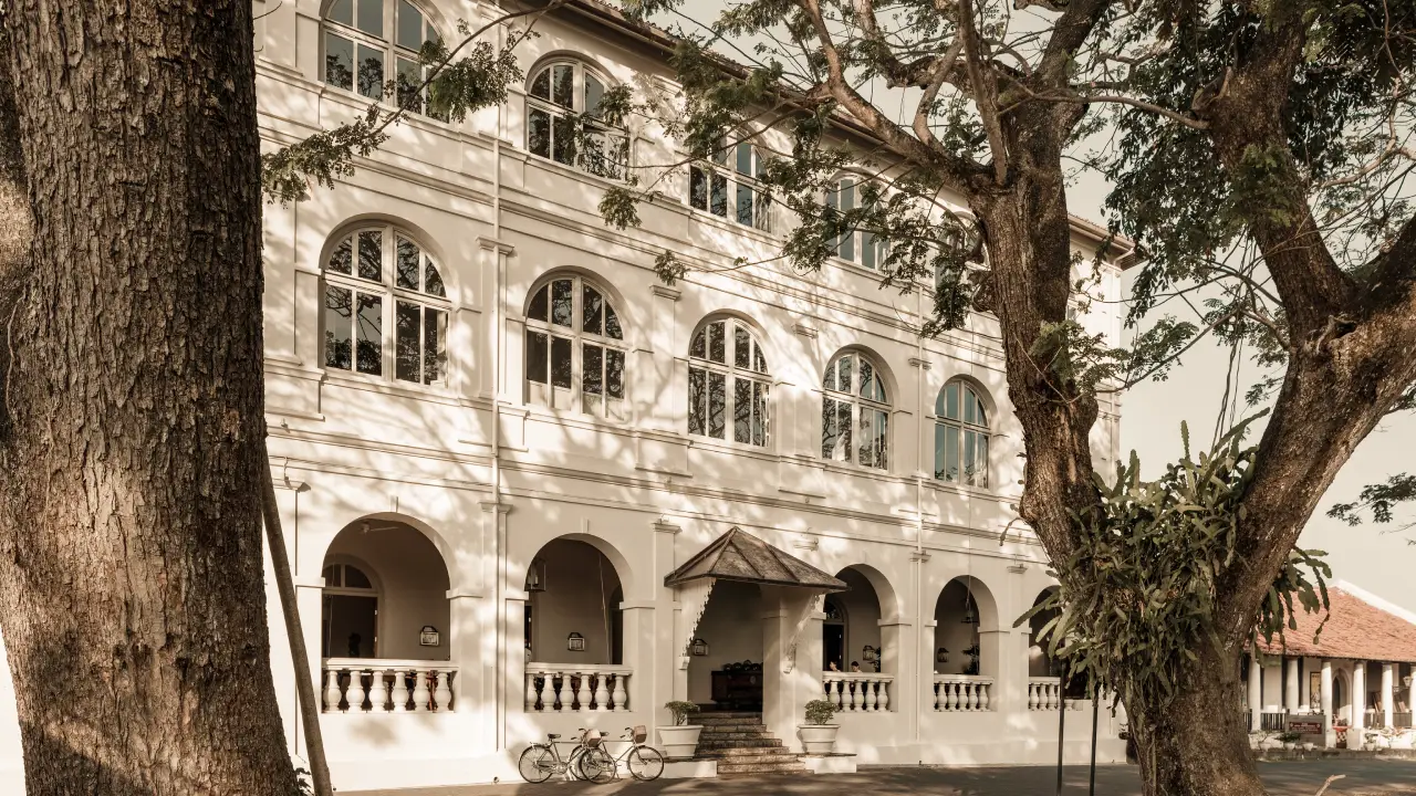 Amangalla ocupa o mais antigo hotel em funcionamento do Sri Lanka, dentro do Forte de Galle, Patrimônio Mundial da UNESCO. Conheça a história de 150 anos por trás dessa propriedade única da Aman.