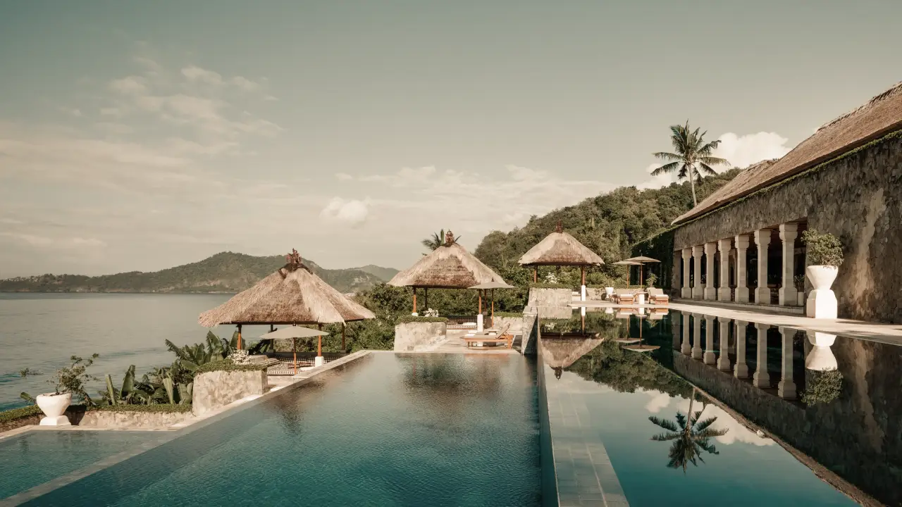 Amankila, um dos três Aman resorts de Bali, fecha para reforma entre outubro de 2026 e janeiro de 2027. Conheça a piscina de três níveis mais premiada da ilha antes da mudança.