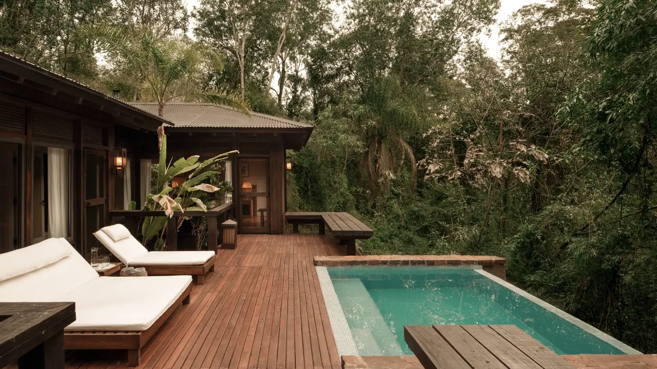 Awasi Iguazú é o único lodge de luxo do lado argentino das Cataratas do Iguaçu, com guia e 4×4 exclusivos por vila. Descubra como essa experiência foge do óbvio da selva de Misiones.
