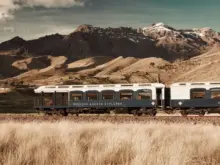 Ver mais: O Belmond Andean Explorer é o único trem de luxo com pernoite da América do Sul, cruzando uma das ferrovias mais altas do mundo entre Cusco, Titicaca e Arequipa. Conheça a rota, as paradas e as curiosidades por trás da viagem.
