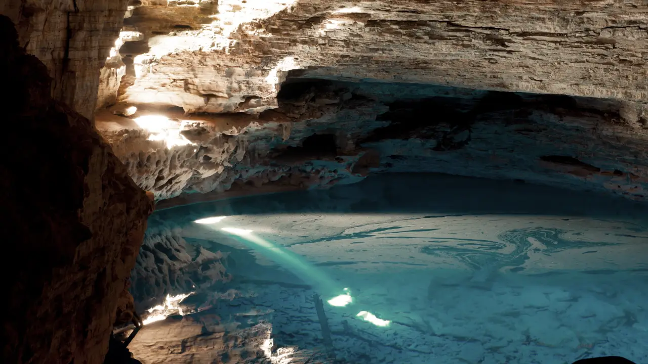 A Chapada Diamantina guarda um fenômeno de luz que só acontece em janelas específicas do ano nos poços Azul e Encantado. Descubra quando ver esse espetáculo e como planejar o resto do roteiro.