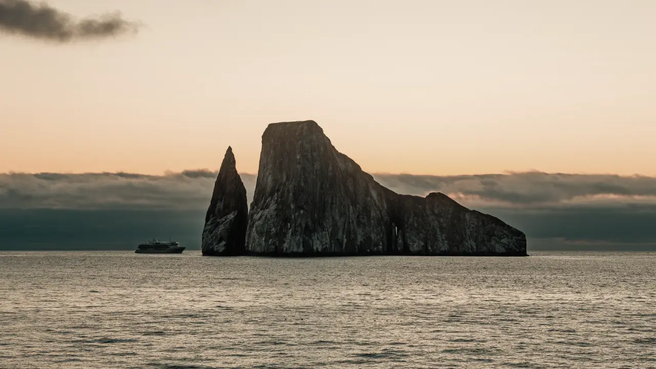 Em Galápagos, o itinerário do cruzeiro define a viagem. Entenda a diferença entre navegar pelas ilhas do Norte, Centrais e do Sul, e qual rota combina com o que você quer ver.