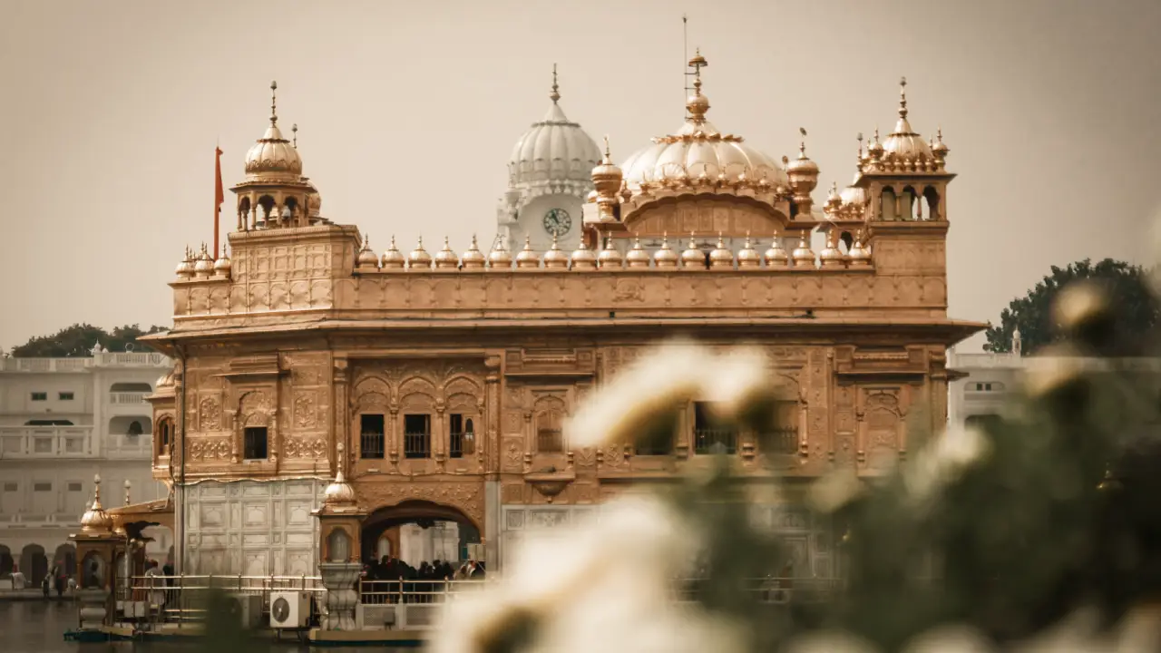 Descubra o Templo Dourado de Amritsar, um dos lugares mais sagrados da Índia e símbolo de hospitalidade e espiritualidade.