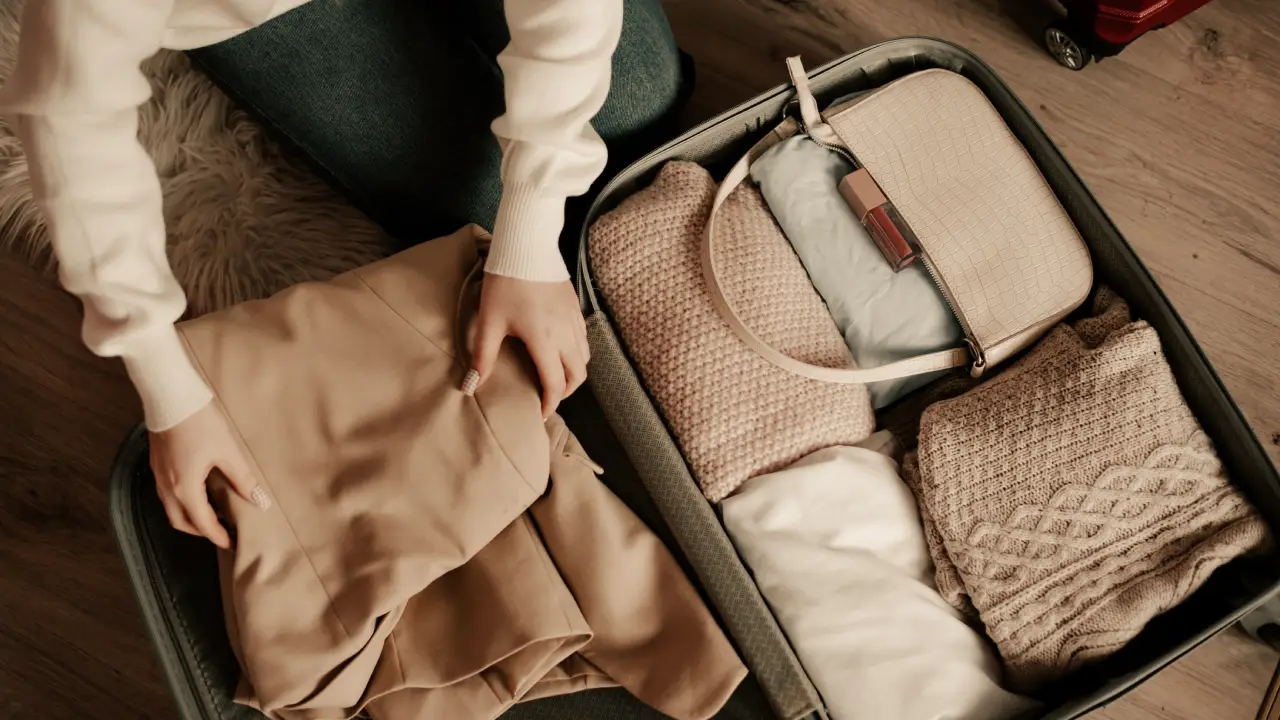 Quer otimizar sua mala de viagem? Conheça o método Sudoku e descubra como criar mais looks com menos peças.