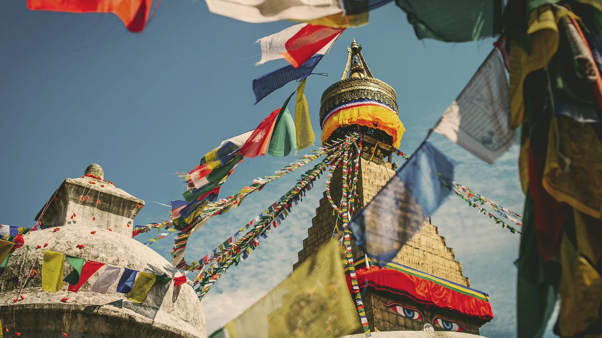 Tibet e Nepal formam uma das rotas mais místicas dos Himalaias, conectadas por uma fronteira, uma estrada lendária e uma história que remonta ao século VII. Veja como planejar essa viagem.