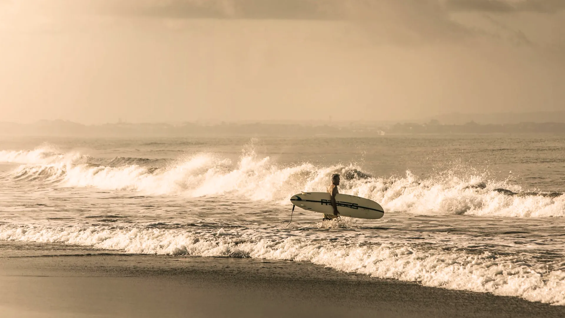 COMO Uma Canggu fica em Echo Beach, um dos points de surfe mais lendários de Bali. Conheça a piscina mais longa da ilha e como o resort une bem-estar, design e cultura surfista.