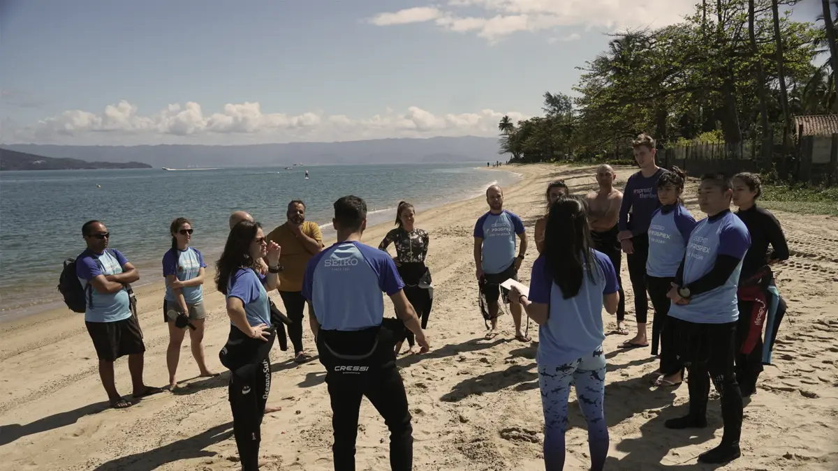 Grupo de participantes do Cleanup Day em Ilhabela.