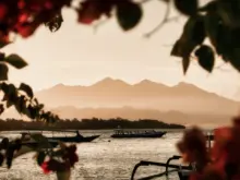Ver mais: As Ilhas Gili, ao largo de Lombok, são únicas por banir todo veículo motorizado. Descubra as diferenças entre Trawangan, Air e Meno e por que uma delas esconde 48 estátuas submersas.