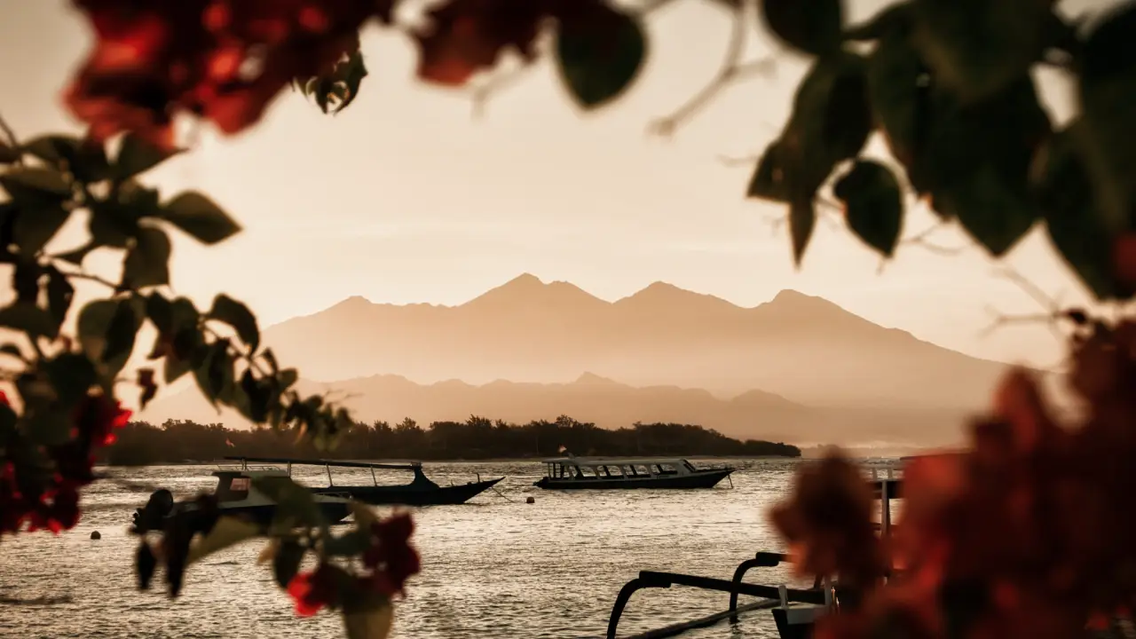 As Ilhas Gili, ao largo de Lombok, são únicas por banir todo veículo motorizado. Descubra as diferenças entre Trawangan, Air e Meno e por que uma delas esconde 48 estátuas submersas.
