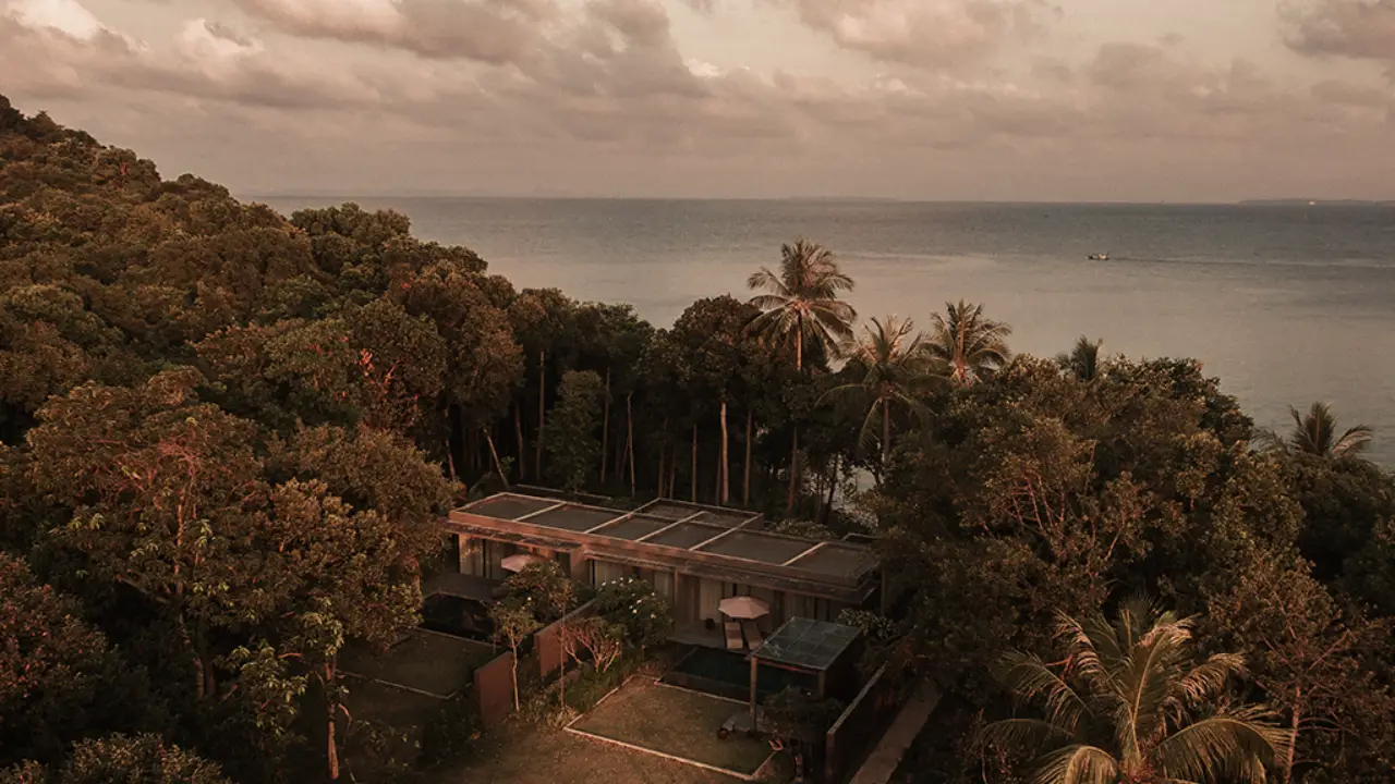 Koh Russey, a Ilha do Bambu no litoral do Camboja, abriga um resort de luxo com herança de design sustentável premiado e passará por reforma em 2026. Conheça esse refúgio pouco explorado pelos brasileiros.