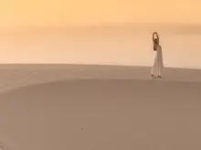 Ver mais: Mulher em uma duna nos Lençóis Maranhenses.