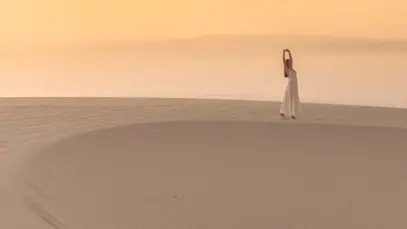 Mulher em uma duna nos Lençóis Maranhenses.