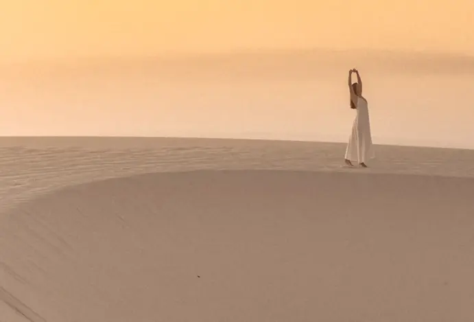 Mulher em uma duna nos Lençóis Maranhenses.