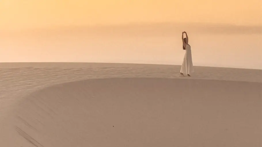 Mulher em uma duna nos Lençóis Maranhenses.