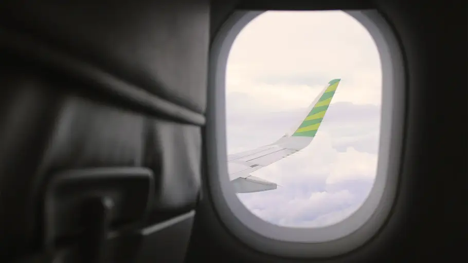 Janela do avião com vista para a asa.
