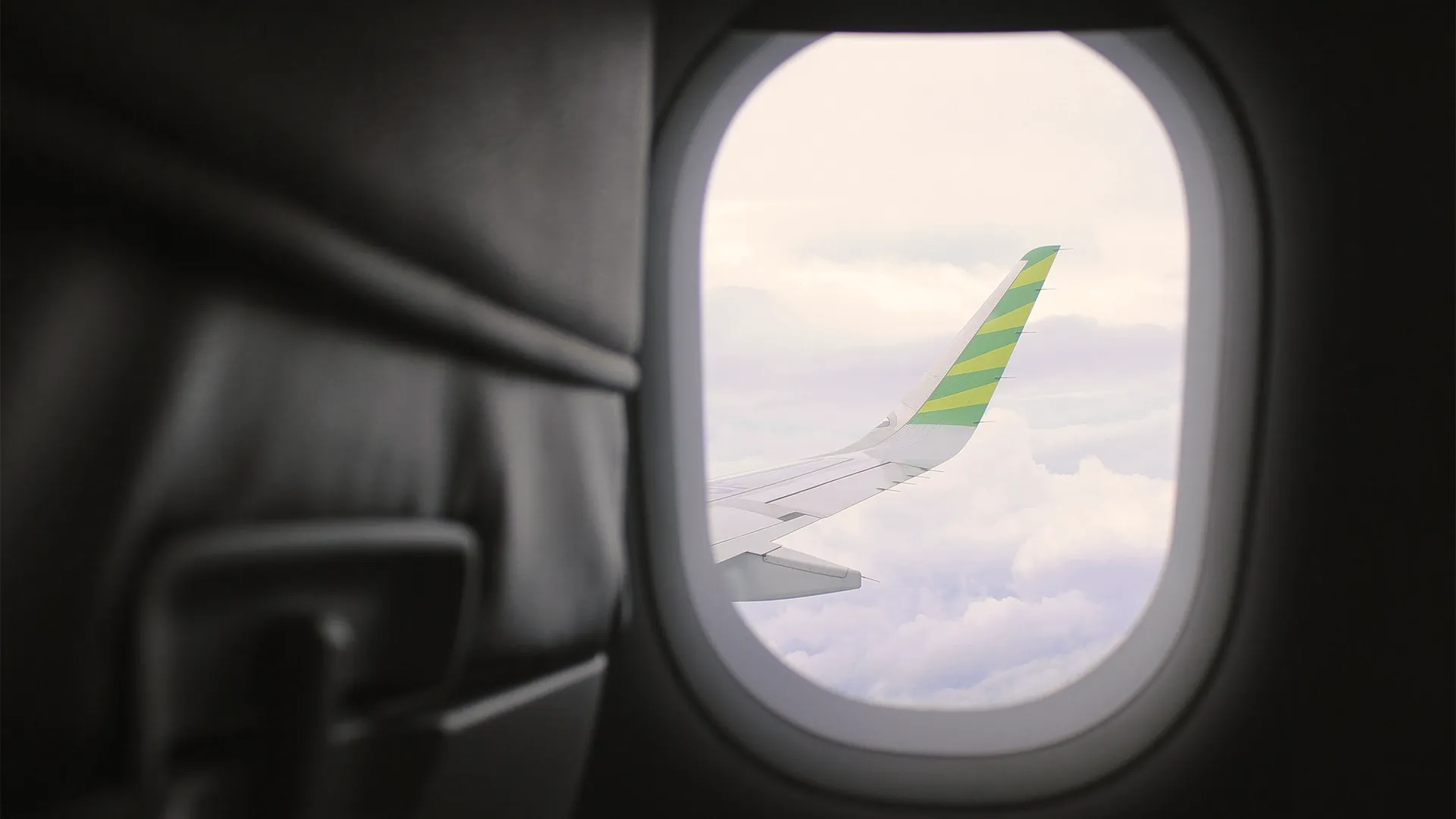 Saiba como viajar com medicamentos no avião, quando levar receita médica e como transportar insulina e canetas injetáveis.