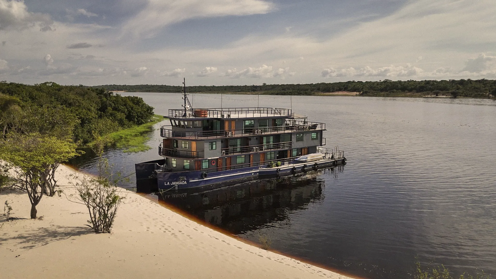 A Expedição Katerre navega o Rio Negro até o Arquipélago de Anavilhanas em barcos regionais de até 3 andares. Conheça o roteiro, a fauna e a melhor época para essa imersão na Amazônia.