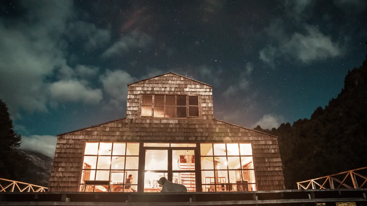 PATA Lodge, na Patagônia chilena, é mais que um lodge: é um projeto de conservação de quase mil hectares às margens do rio mais azul do mundo. Conheça a história por trás desse refúgio.