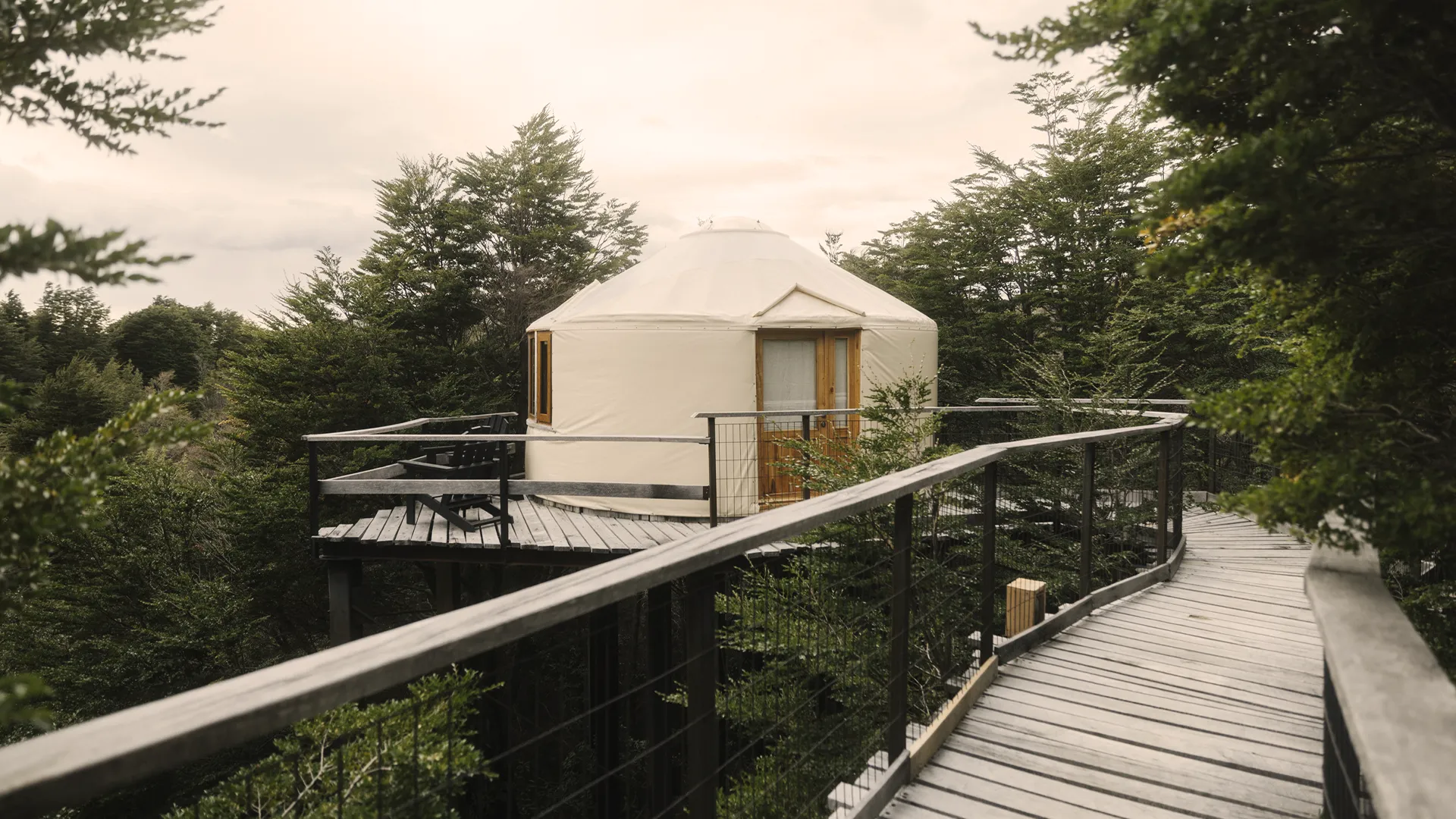 Patagonia Camp reúne arquitetura nômade da estepe da Ásia Central às margens do Lago Toro, em Torres del Paine. Descubra a lógica por trás das iurtes e por que esse lodge fecha as portas no inverno.