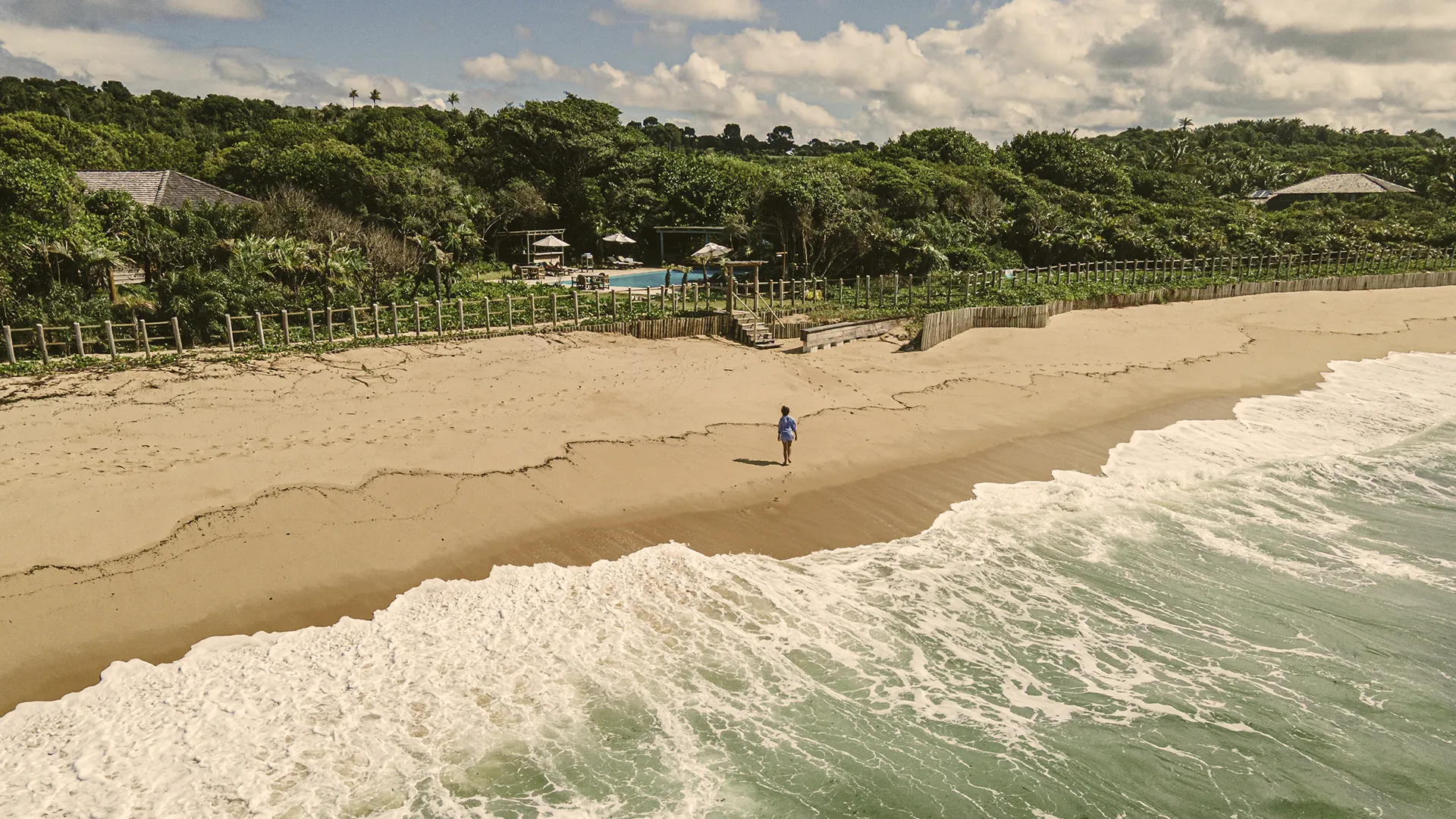 Pousada Tutabel fica a 20 minutos do Quadrado de Trancoso, dentro de uma reserva particular de Mata Atlântica. Conheça o refúgio de praia que combina luxo discreto e conservação real.