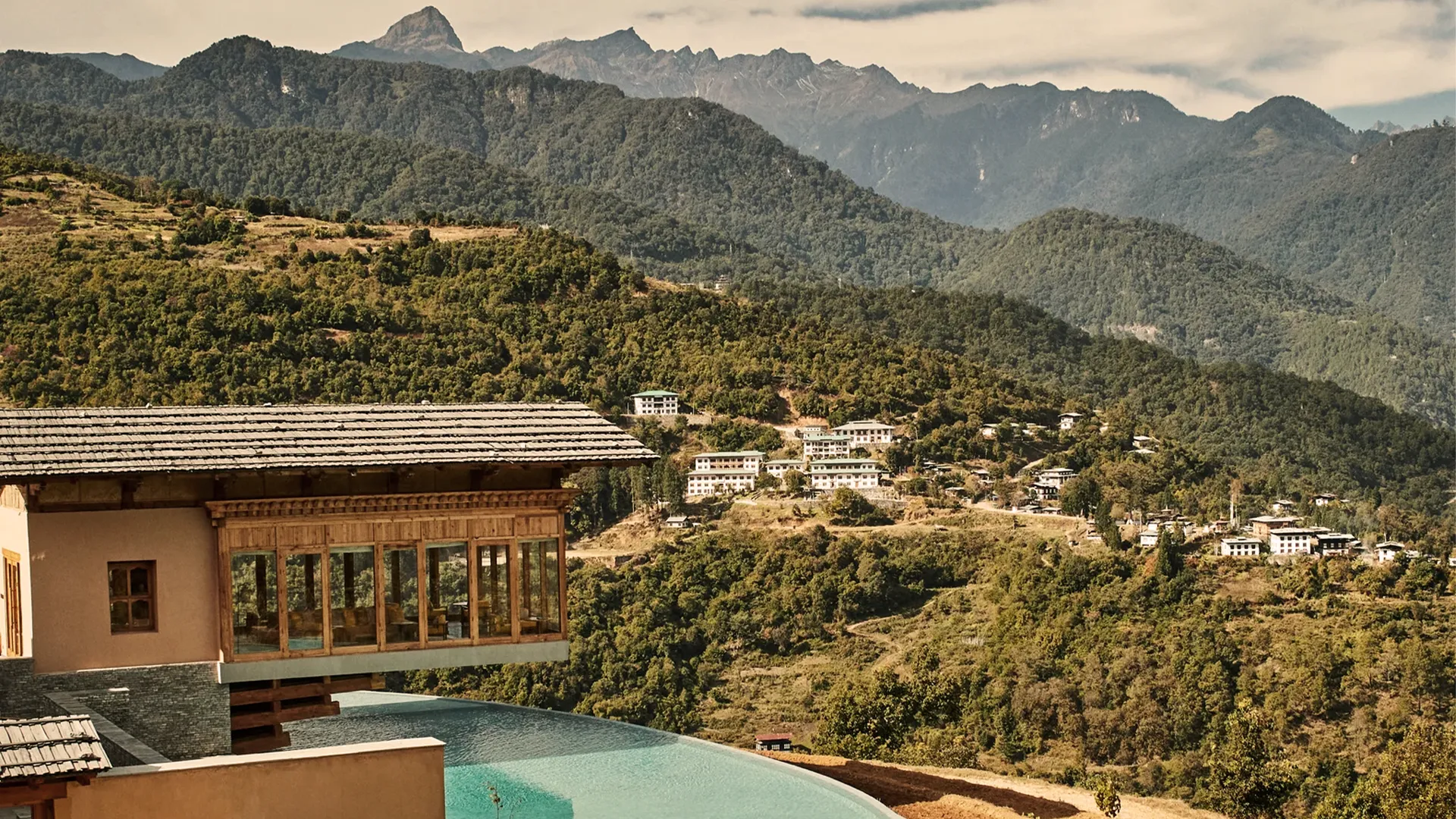Six Senses Bhutan não é uma propriedade, são cinco lodges em cinco vales do Reino do Butão. Entenda como funciona o circuito, a taxa que sustenta o país e por que essa é uma das viagens mais raras do mundo.