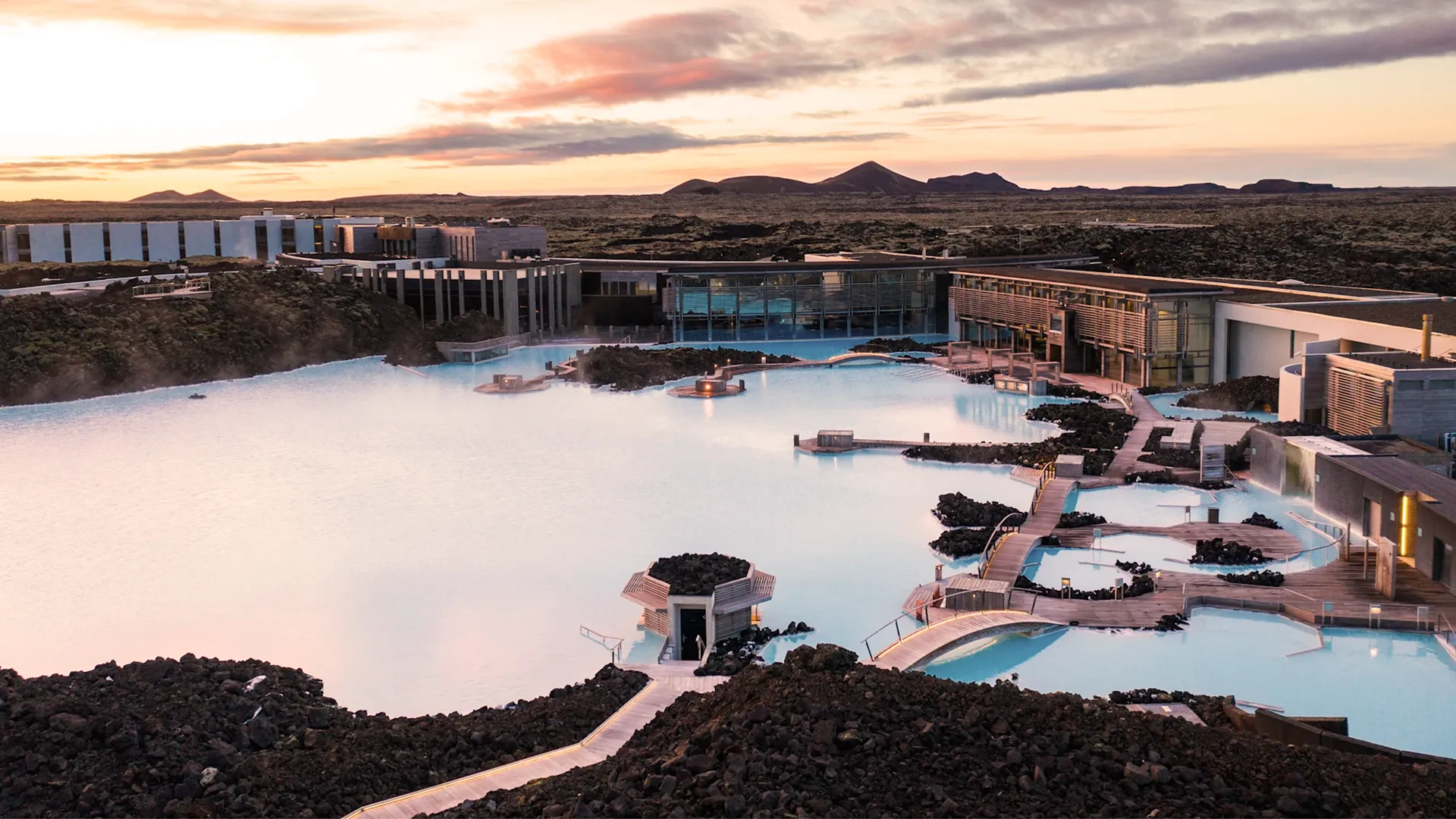 The Retreat at Blue Lagoon, na Islândia, estará no centro da totalidade do eclipse solar de 12 de agosto de 2026 — o primeiro visível na Europa continental em 27 anos. Conheça o hotel esculpido em lava.